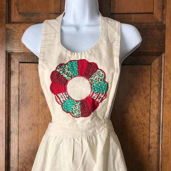 Christmas Apron w/Quilted Look Wreath - Picture 2 of 8